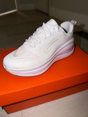 Nike VOMERO PLUS White Athletic Zoom Trainer